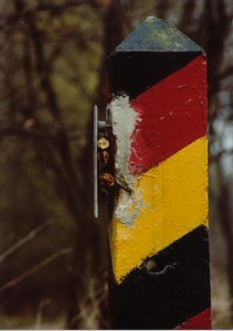 DDR Grenzsäule mit Emblem