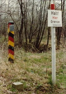 DDR Grenzsäue, Grenzstein sowie Hinweistafel auf dem Gebiet der Bundesrepublik an der Grenz zur DDR