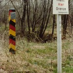 DDR Grenzsäue, Grenzstein sowie Hinweistafel auf dem Gebiet der Bundesrepublik an der Grenz zur DDR