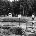 Richtungsänderungen eines Waldweges: Holzbarriere verhindert versehentliches Überschreiten der Grenze.