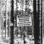 Ein beliebter Spazierweg bei Braunlage ist mit übergroßen Warnschildern gesichert.