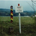 DDR Grenzpfahl, Grenzstein sowie Hinweisschild aufgestellt vom BGS