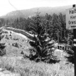 Ehemalige Grenze zur DDR (schwarz/weiß) Entlang der grenznahen Wanderwege sind gut lesbare Warnschilder in ausreichenden Abständen aufgestellt.