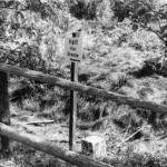 An Parkplätzen in Grenznähe ist durch einfache Holzbarrieren zusätzlich Sicherheit gegeben.