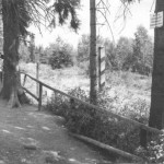 An bekannten Übersichtspunkten wird durch längere Holzbarrieren ein unbeabsichtigtes Überschreiten der Grenzlinie verhindert.