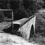 Unterbrochene Eisenbahnlinie nach Tanne, Sicherung durch Holzbarriere, Bachmitte Grenze.