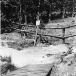 Ausgebauter Weg durch Holzbarriere gesichert.