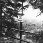 An Parkplätzen in Grenznähe ist durch einfache Holzbarrieren zusätzlich Sicherheit gegeben.