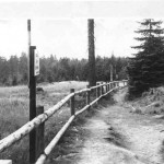 Dieser stark begangene Wanderweg ist auch besonders deutlich gegen Grenzüberschreitungen aus Unkenntnis des Grenzverlaufs gesichert.