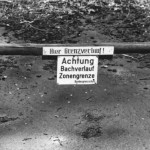 Ein beliebter Spazierweg bei Braunlage ist mit übergroßen Warnschildern gesichert.