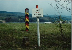 DDR Grenzpfahl, Grenzstein sowie Hinweisschild aufgestellt vom BGS