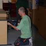 Schränke und Schreibtische müssen für den Transport zerlegt werden.